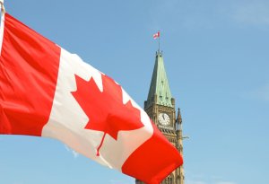 Kanadada avtomobilində Fələstin bayrağı daşıyan qadına hücum edilib