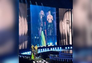 Madonna konsertində Ukrayna bayrağına büründü