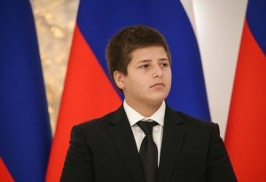 Kadırovun 15 yaşlı oğlunun qeyri-adi bacarıqları “üzə çıxır” - VİDEO