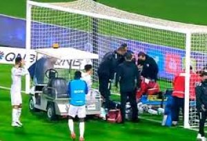 DƏHŞƏT! Futbolçu oyunda öldü - 18+VİDEO