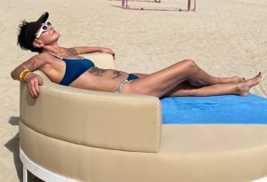 İrina Xakamada Dubay çimərliyində bikinidə poza verib