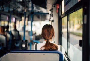 Bakıda avtobusda yeniyetmədən qeyri-etik davranış - VİDEO