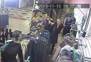 Mağazadan qadın paltarı oğurlayan kişi kameraya düşdü  - HƏMİN VİDEO