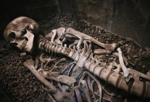 Sankt-Peterburqda evin çardağında qadın skeleti tapılıb