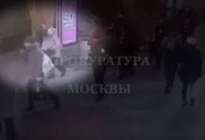 Metroda qadının üzünə vurdu - HADİSƏ ANININ VİDEOSU