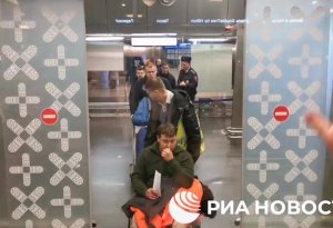 Dəhşətli qəzadan sağ çıxanlar aeroportda belə qarşılandılar - Video
