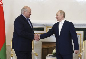 Lukaşenko Putinlə görüşür
