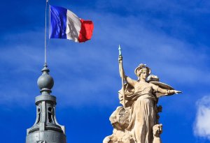 Fransa qadınların abort hüququnu konstitusiyada təsbit edən qanun qəbul edib