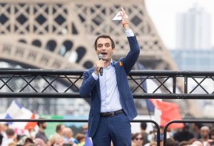 Fransız siyasətçi Zelenskinin qeyri-legitimliyinə diqqət çəkib