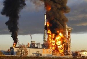 Rusiyada neft emalı zavodu yandı