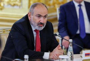 Премьеру Армении Пашиняну дали час на отставку
