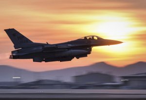 Danimarkanın baş naziri F-16-ları Ukraynaya göndərəcəyinə söz verib