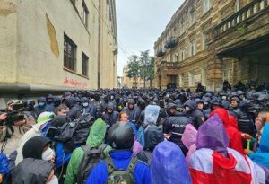 Tbilisidə etiraz aksiyası zamanı 13 nəfər HƏBS EDİLDİ