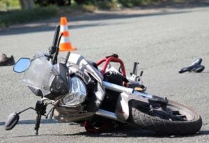 Gəncədə motosiklet divara çırpıldı - sürücü xəsarət aldı