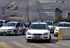 İtaliyada taksi sürücüləri tətil edib