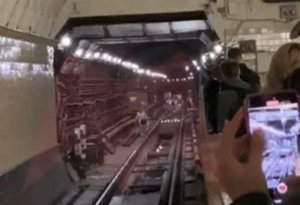 Moskva metrosunda qorxulu anlar: sərnişinlər təxliyə edildi, zərərçəkənlər var