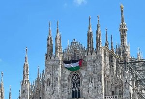 Milan Katedralinin fasadında Fələstin bayrağı asılıb