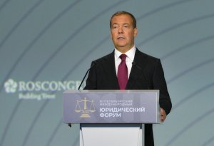 Medvedev Şoyqu və Gerasimov haqqında BCM-nin həbsinə order verilməsindən danışıb