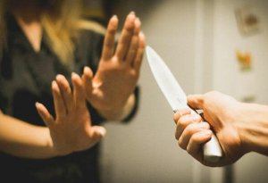 34 yaşlı qadın küçənin ortasında vəhşicəsinə bıçaqlandı -VİDEO