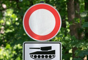 Spiegel: Almaniyada bir tank səhvən magistral yolda atəş açıb