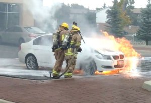 Bakıda "BMW" və yük maşını yandı