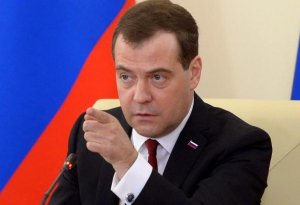 Medvedev Makrona Fransadan qaçmağı tövsiyə etdi: "Onun ordusu gəlir"