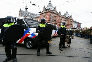 Amsterdamda Ukraynaya silah tədarükünə qarşı yürüş keçirilib