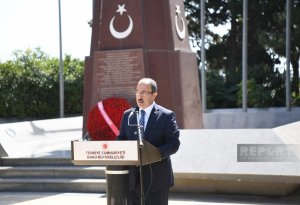 Cahit Bağcı "Türk Şəhidliyi" abidəsini ziyarət etdi