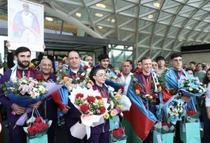 Paris Paralimpiadasında medal qazanmış Azərbaycan idmançıları Vətənə geri döndü