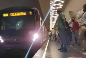 Metroda problem - Sərnişinlər qatardan düşürüldü