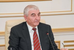 Məzahir Pənahov deputatlara vəsiqələrini təqdim etdi