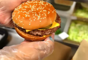 "McDonald's"da 49 nəfər ölümcül bakteriyaya yoluxdu