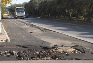 Bakıda yeni asfaltlanan yol çökdü- Video