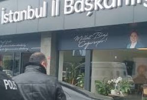 Türkiyədə partiya binasına hücum edildi