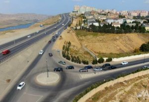 Bakıda iri qaya parçaları yola sürüşdü - Ərazi nəzarətə götürüldü