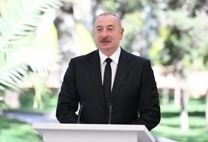 İlham Əliyev ailə üzvləri ilə Dövlət Bayrağı Meydanında