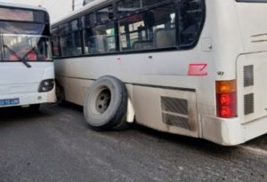 Bakıda avtobusun təkəri qopdu, təhlükəli vəziyyət yarandı- FOTO