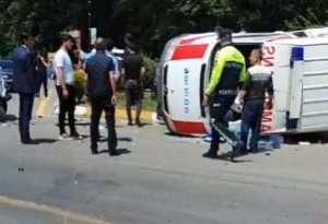 Bakıda qəzaya düşən ambulans aşdı- VİDEO