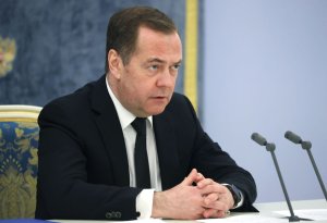 Medvedev NATO rəsmilərini Rusiyanın qanuni hədəfi adlandırıb