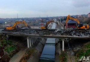 Sumqayıtla Sarayı birləşdirən körpünün söküntüsünə başlanıldı - VİDEO