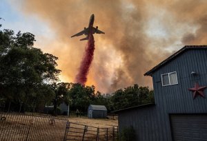 Kaliforniyada yanğınsöndürən təyyarə ilə     dron     toqquşdu