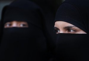 Qırğızıstan ictimai yerlərdə niqab geyinməyi qadağan edib