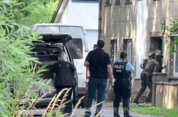 Германская полиция обыскала несколько объектов и ​​домов в поисках азербайджанца, подозреваемого в убийстве
