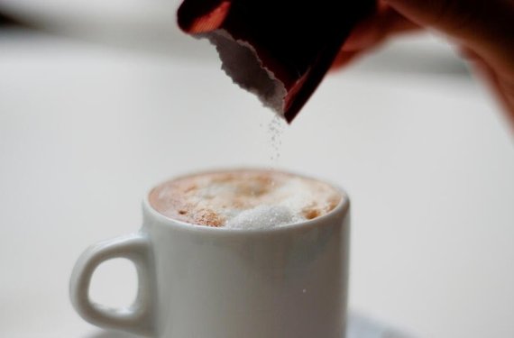 Ученые определили безопасное количество сахара в чае и кофе
