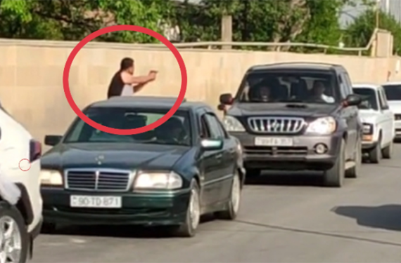 Avtomobillərə “silah” tuşlayan şəxsin kimliyi bilindi - Video