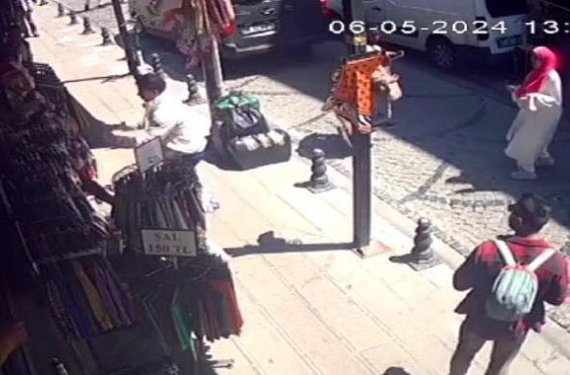 Şəhərin mərkəzində turistin bıçaqlanması kameraya düşdü (18+VİDEO)
