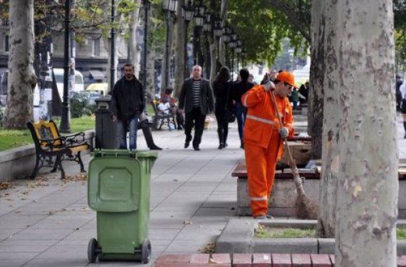 Bakıda zibil    qutularını    oğurladılar