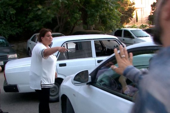 Mehriban Xanlarovaya hücum oldu - Avtomobilinin qarşısını kəsdilər +VİDEO