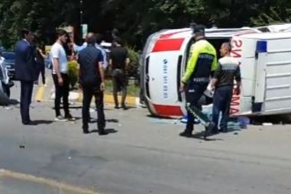 Bakıda qəzaya düşən ambulans aşdı- VİDEO