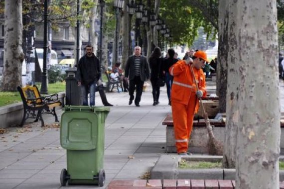 Bakıda zibil    qutularını    oğurladılar